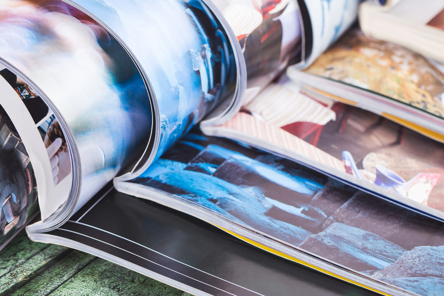 Zeitschriften fein säuberlich übereinander aufgereiht.