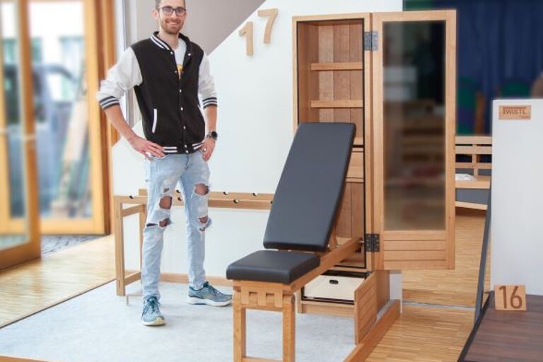 Das Fitnessmöbel mit einklappbarem Sitz- und Lehnenteil stammt von Max Ruhland aus 94486 Osterhofen.