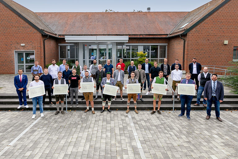 Gruppenfoto der Feinwerkmechaniker-Meister in Regensburg. 