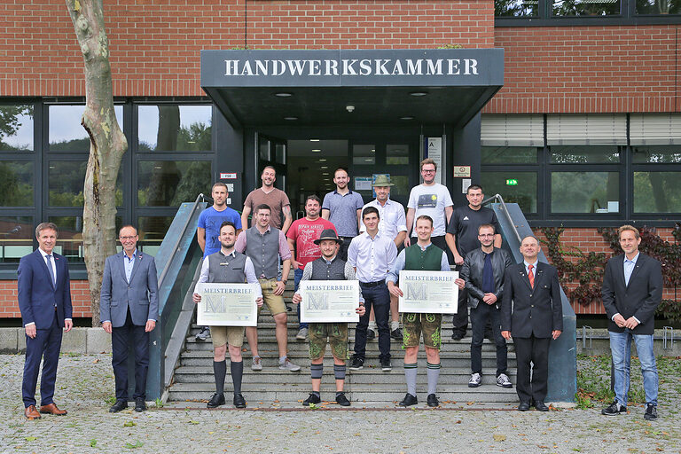 Gruppenfoto der Kraftfahrzeugtechniker vor dem Bildungszentrum in Landshut.