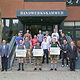 Gruppenfoto der Kraftfahrzeugtechniker vor dem Bildungszentrum in Landshut.