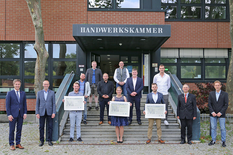 Gruppenfoto 2 der Kraftfahrzeugtechnikermeister im Bildungszentrum in Landshut.