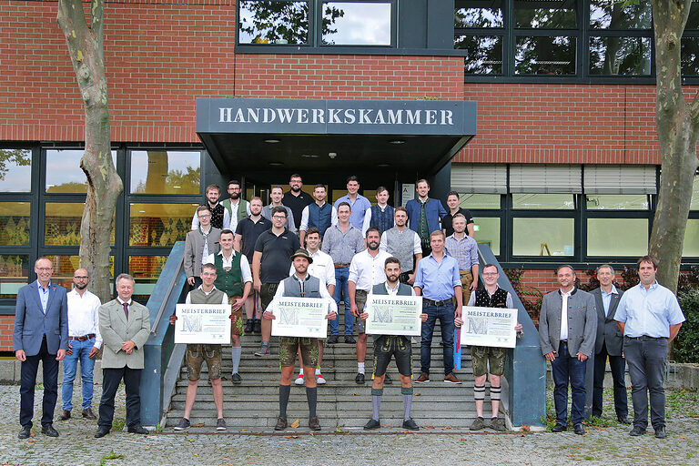 Gruppenfoto der Landmaschinenmechaniker-Meister in Landshut.