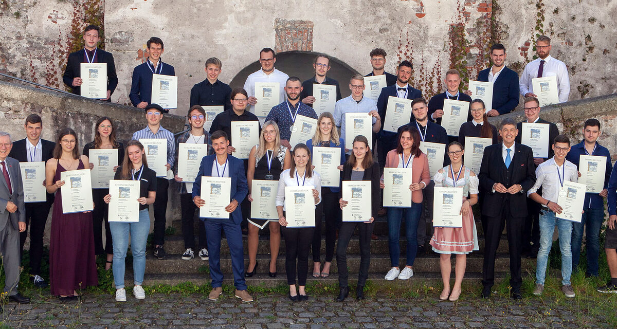 Gruppenfoto Praktischer Leistungswettbewerb in Straubing