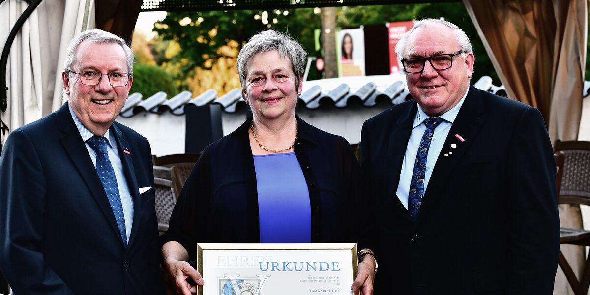 Für ihre besonderen Verdienste um das regionale Handwerk wurde Irmgard Kuhn, ehemalige Geschäftsführerin der KHS Landshut, von HWK-Hauptgeschäftsführer Jürgen Kilger mit einer Ehrenurkunde und Goldmedaille ausgezeichnet. 
