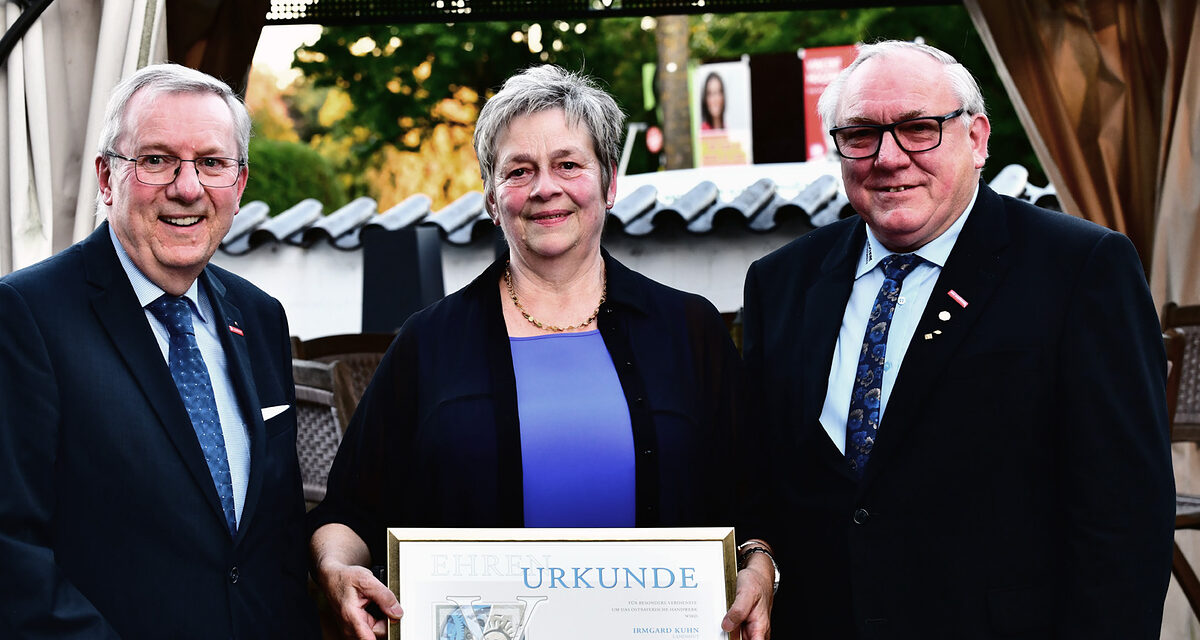 Für ihre besonderen Verdienste um das regionale Handwerk wurde Irmgard Kuhn, ehemalige Geschäftsführerin der KHS Landshut, von HWK-Hauptgeschäftsführer Jürgen Kilger mit einer Ehrenurkunde und Goldmedaille ausgezeichnet. 