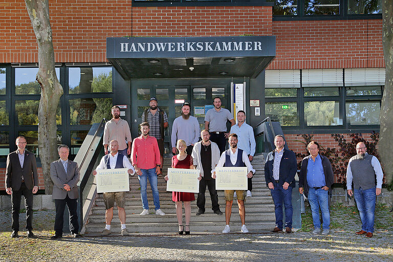 Gruppenbild der Spengler bei der Meisterbriefübergabe in Landshut. 
