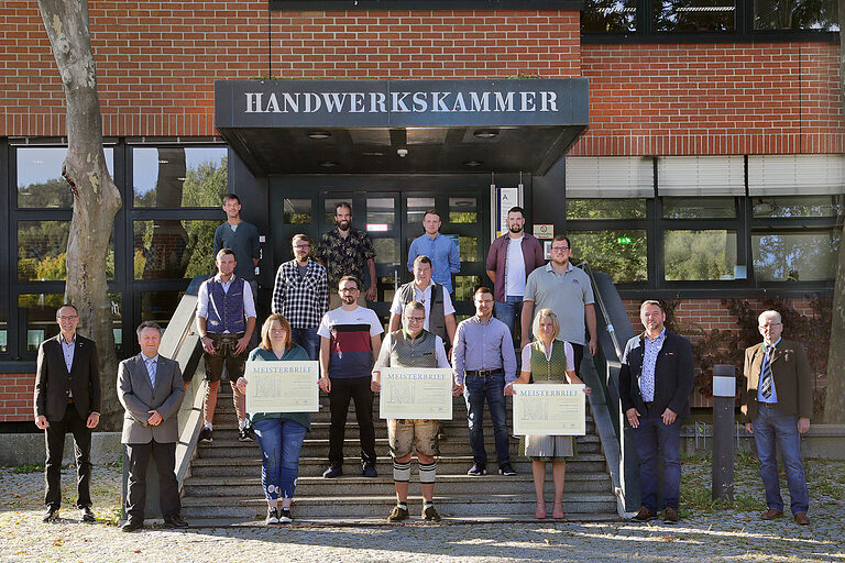 Gruppenbild der Karosserie-u. Fahrzeugbauer bei der Meisterbriefübergabe in Landshut. 