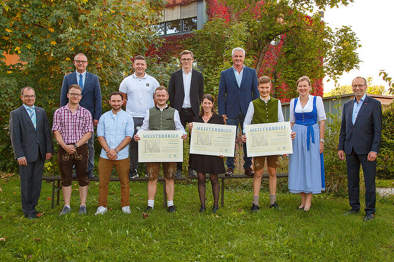 Gruppenfoto der Orthopädieschuhmacher bei der Meisterbriefübergabe in Landshut.