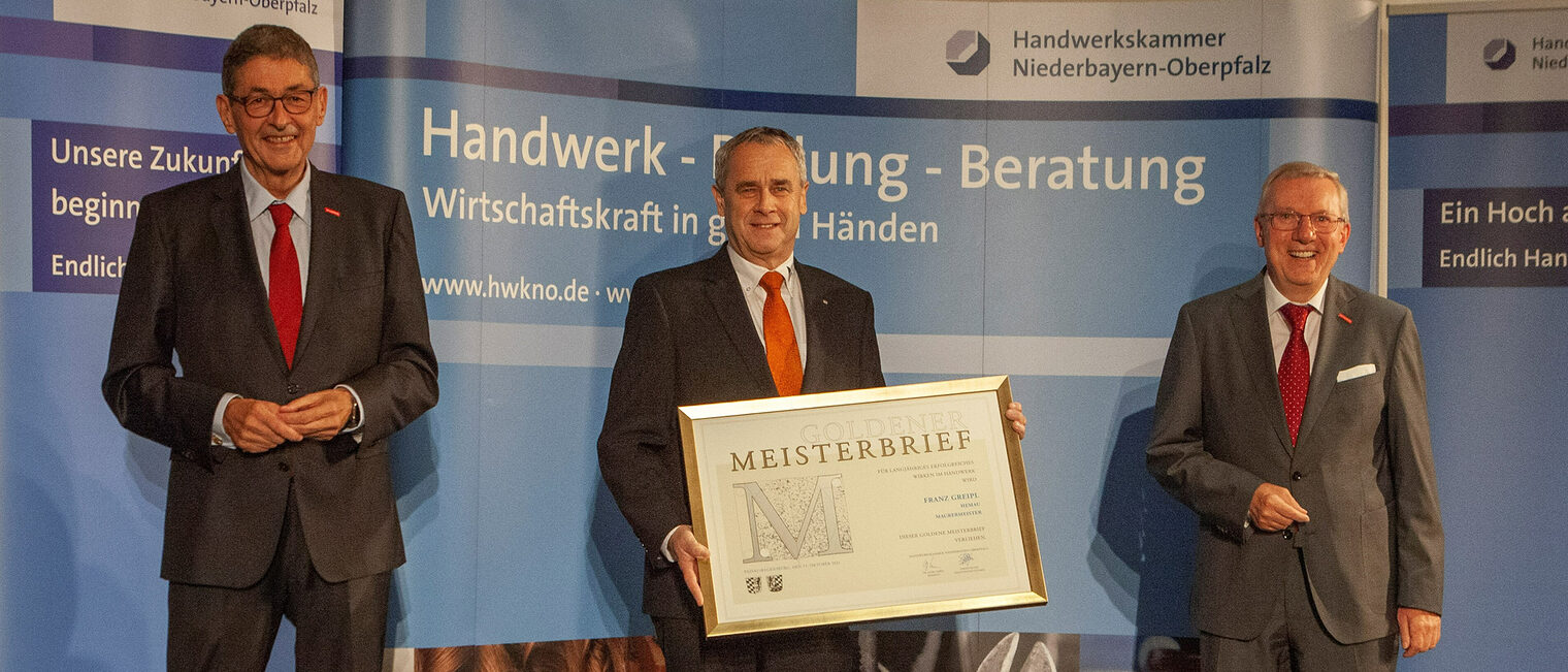 Verleihung des Goldenen Meisterbriefs an Maurermeister Franz Greipl. 