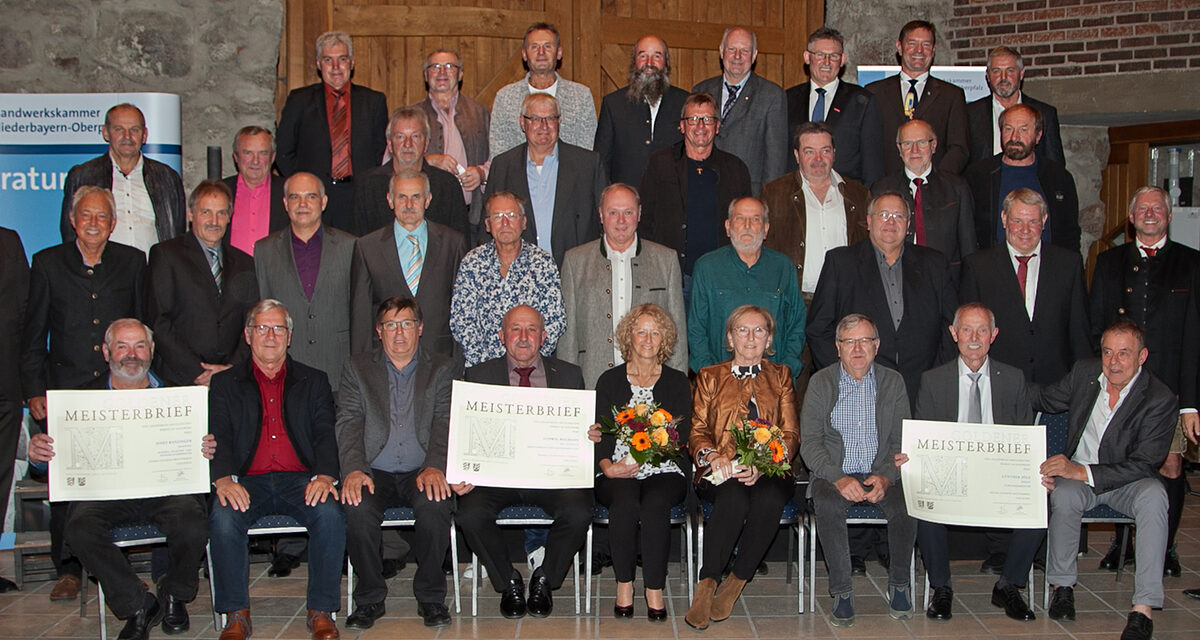 Gruppenfoto der Verleihung der Goldenen Meisterbriefe in Neuburg am Inn. 