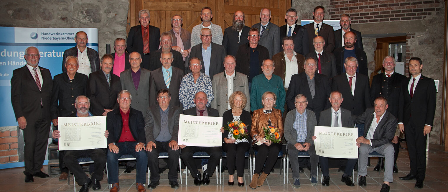 Gruppenfoto der Verleihung der Goldenen Meisterbriefe in Neuburg am Inn. 