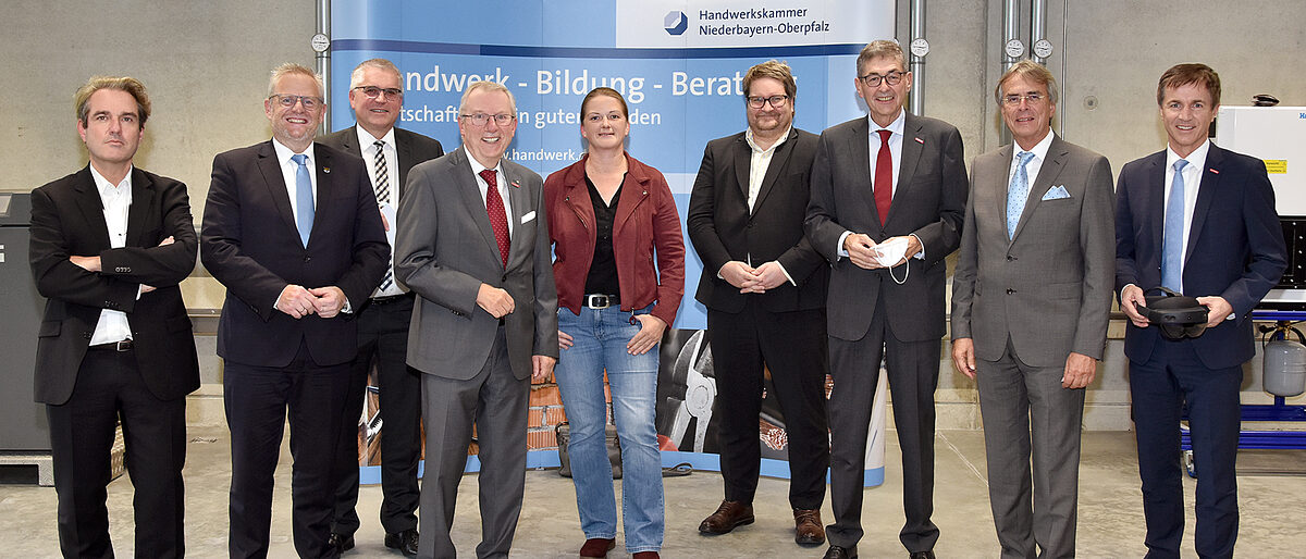 Die Redner bei der Einweihung des Zentrum für digitale Gebäudetechnik in Schwandorf. Die Redner bei der Einweihung des Zentrum für digitale Gebäudetechnik in Schwandorf.