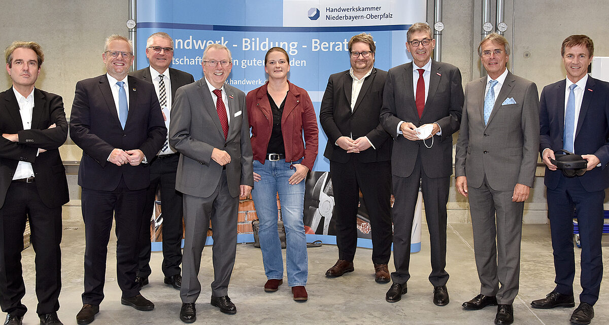 Die Redner bei der Einweihung des Zentrum für digitale Gebäudetechnik in Schwandorf.