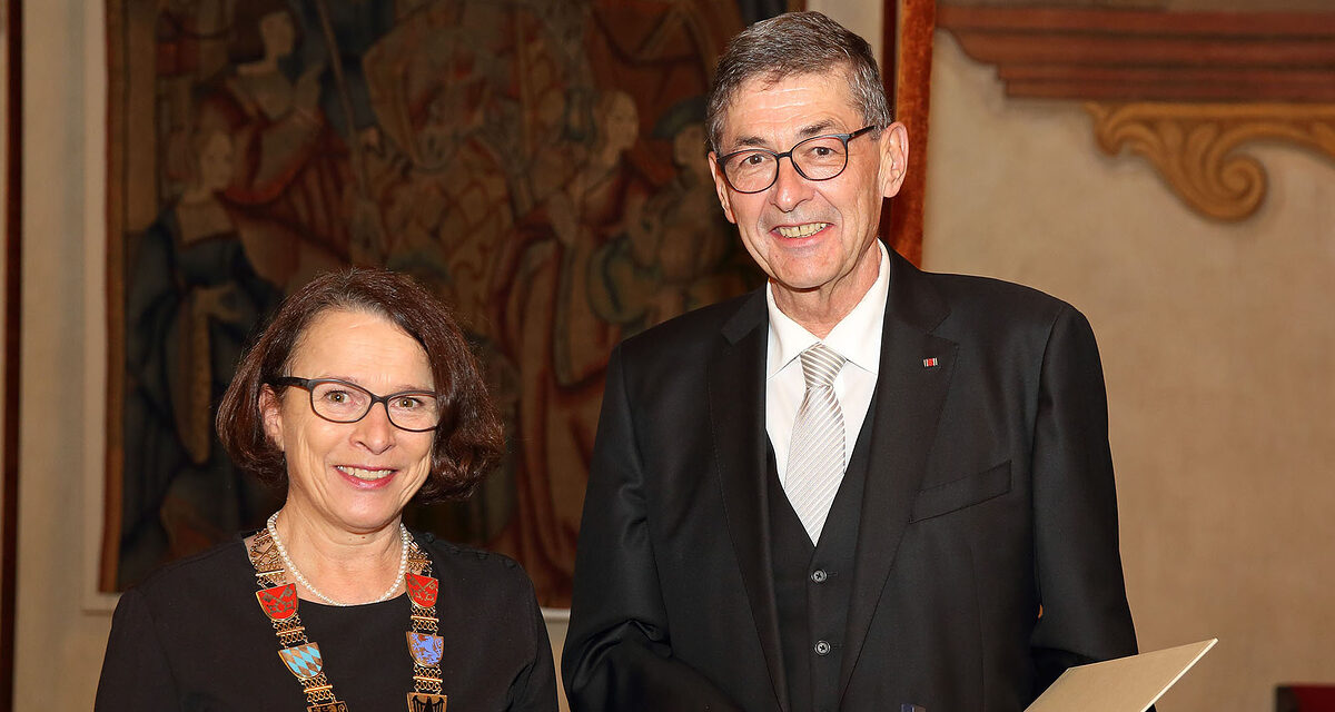Foto von Oberbürgermeisterin Gertrud Maltz-Schwarzfischer und Herrn Dr. Georg Haber.