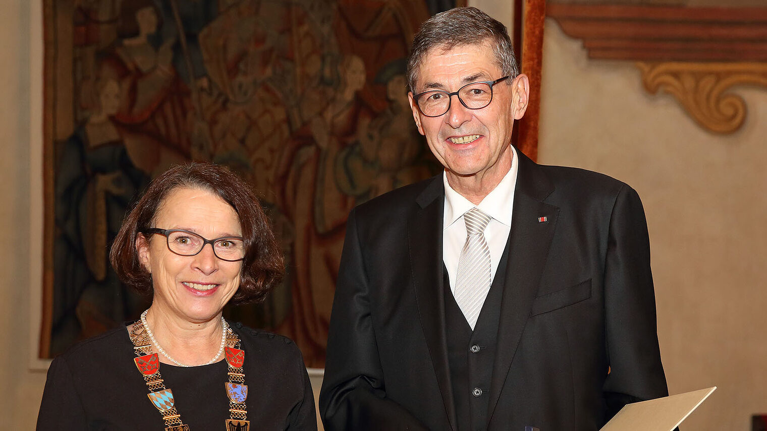 Foto von Oberbürgermeisterin Gertrud Maltz-Schwarzfischer und Herrn Dr. Georg Haber.