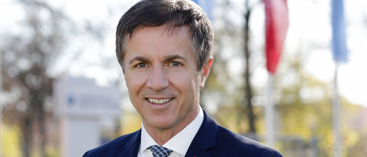 Stv. Hauptgeschäftsführer Hans Schmidt. Stv. Hauptgeschäftsführer Hans Schmidt.