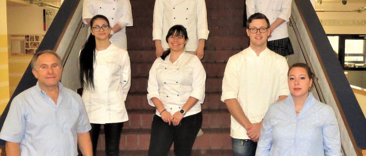 Kursleiter Eckbert Huber und Ausbilderin Lea Langer freuten sich gemeinsam mit den erfolgreichen Absolventen über deren Meistertitel. Kursleiter Eckbert Huber und Ausbilderin Lea Langer freuten sich gemeinsam mit den erfolgreichen Absolventen über deren Meistertitel.