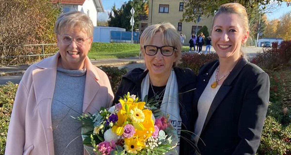 Freuen sich über die gelungene Gründung der Kosmetiker-Innung und Vorstandswahl: Obermeisterin Silvia Hartl-Katzdobler (Mitte) sowie ihre Stellvertreterinnen Ulrike Waldenfels (links) und Sandra Lang.
