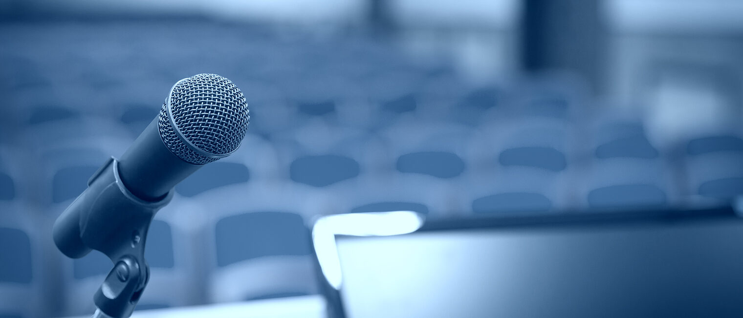 Rostrum with microphone and computer in conference hall Rostrum with microphone and computer in conference hall Schlagwort(e): armchair, audience, auditorium, blue, business, chairs, classical, color, comfortable, computer, conference, congress, convention, education, empty, entertainment, event, furniture, group, hall, indoors, interior, lecture, line, meeting, microphone, modern, nobody, office, pattern, performance, platform, podium, premiere, presentation, public, report, room, rostrum, row, screen, seats, seminar, show, sitting, speech, stage, table, training, tribune, velvet