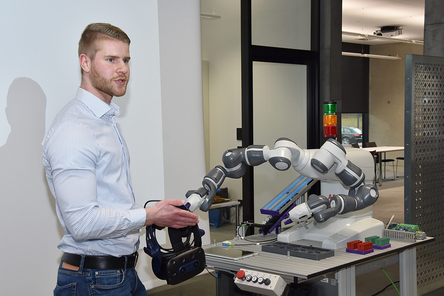 Fabian Zwick betreut seit März 2022 das 5G-Projekt in der Handwerkskammer. Er zeigte die Möglichkeiten für die Anwendung per Roboterarm und Mixed Reality.
