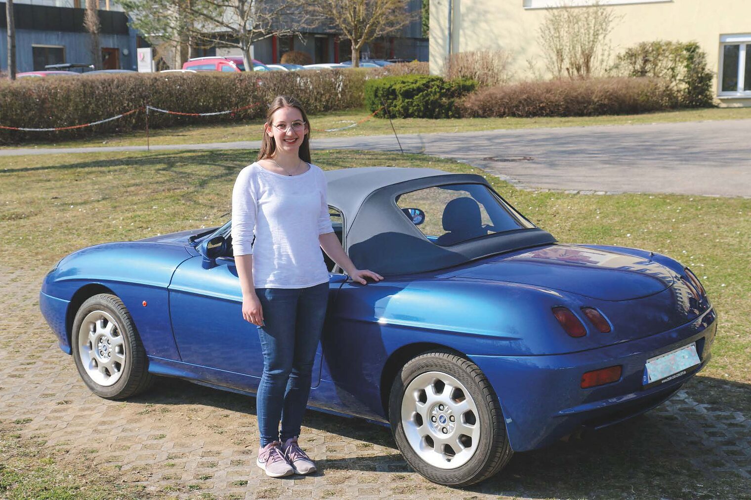 Regina Angermeier ist im Bereich Fahrzeugausstattung spezialisiert. Für ihre Meisterprüfung hat sie das Verdeck, den Sitzbezug und das Lenkrad eines 1998 Fiat Barchetta erarbeitet.