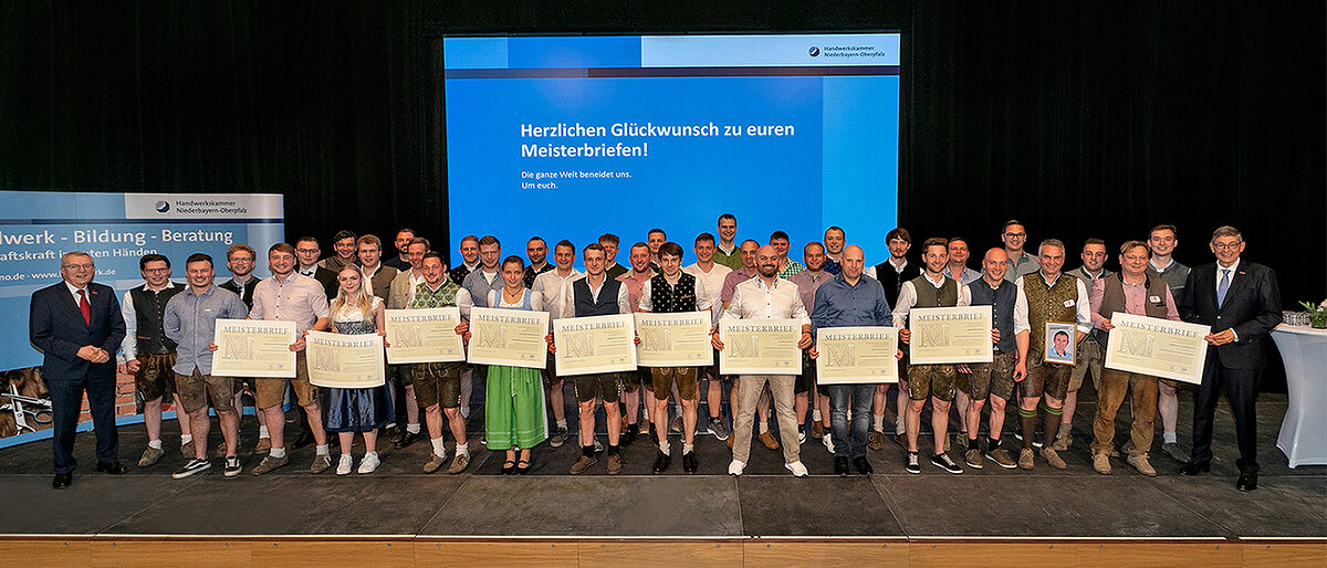 HWK-Präsident Dr. Georg Haber (1. Reihe, 1. v. re.) und HWK-Hauptgeschäftsführer Jürgen Kilger (1. Reihe, 1. v. li.) gratulierten den erfolgreichen Meisterkursabsolventen im Feinwerkmechaniker-Handwerk. HWK-Präsident Dr. Georg Haber (1. Reihe, 1. v. re.) und HWK-Hauptgeschäftsführer Jürgen Kilger (1. Reihe, 1. v. li.) gratulierten den erfolgreichen Meisterkursabsolventen im Feinwerkmechaniker-Handwerk.
