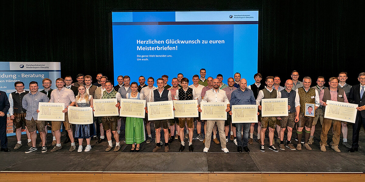 HWK-Präsident Dr. Georg Haber (1. Reihe, 1. v. re.) und HWK-Hauptgeschäftsführer Jürgen Kilger (1. Reihe, 1. v. li.) gratulierten den erfolgreichen Meisterkursabsolventen im Feinwerkmechaniker-Handwerk.