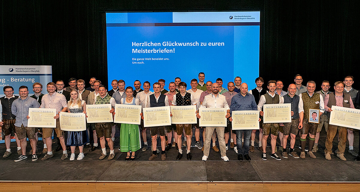HWK-Präsident Dr. Georg Haber (1. Reihe, 1. v. re.) und HWK-Hauptgeschäftsführer Jürgen Kilger (1. Reihe, 1. v. li.) gratulierten den erfolgreichen Meisterkursabsolventen im Feinwerkmechaniker-Handwerk.