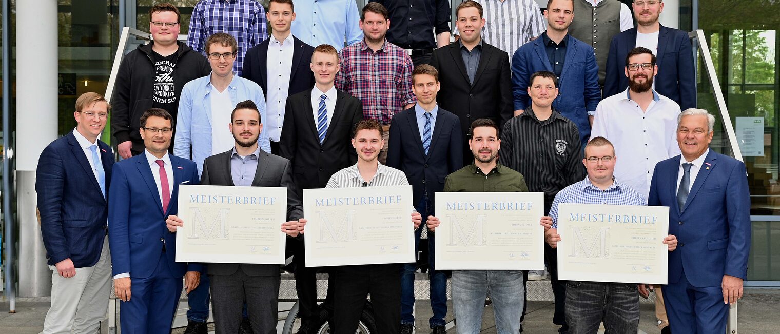 Beglückwünschten die Absolventen des Kraftfahrzeugtechnikermeisterkurses bei der Übergabefeier: HWK-Vizepräsident Gerhard Ulm (1. Reihe, 1. v. re.) und HWK-Geschäftsführer Alexander Stahl (1. Reihe, 2. v. re.). Beglückwünschten die Absolventen des Kraftfahrzeugtechnikermeisterkurses bei der Übergabefeier: HWK-Vizepräsident Gerhard Ulm (1. Reihe, 1. v. re.) und HWK-Geschäftsführer Alexander Stahl (1. Reihe, 2. v. re.).