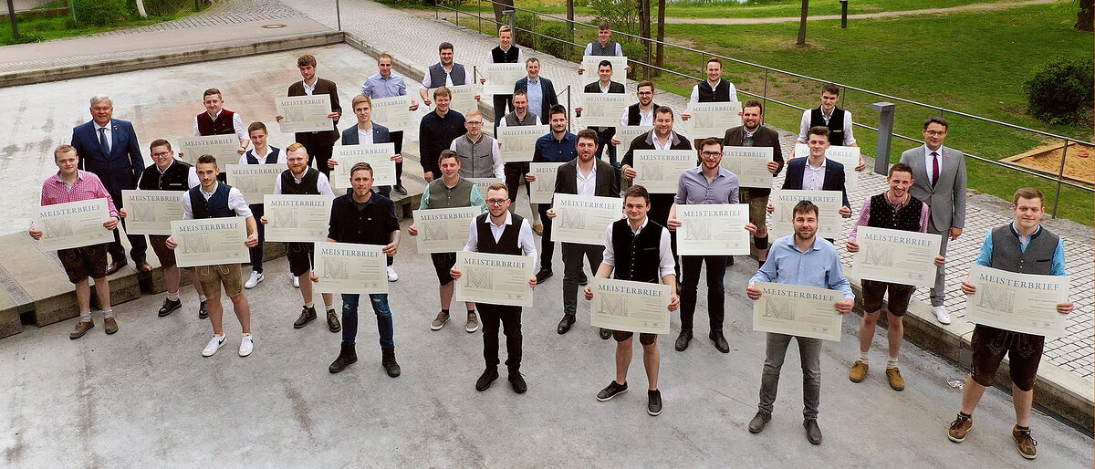 Beglückwünschten die Absolventen des Metallbauermeisterkurses bei der Übergabefeier: HWK-Vizepräsident Gerhard Ulm (2. Reihe, 1. v. li.) und HWK-Geschäftsführer Alexander Stahl (3. Reihe, 1. v. re.) default