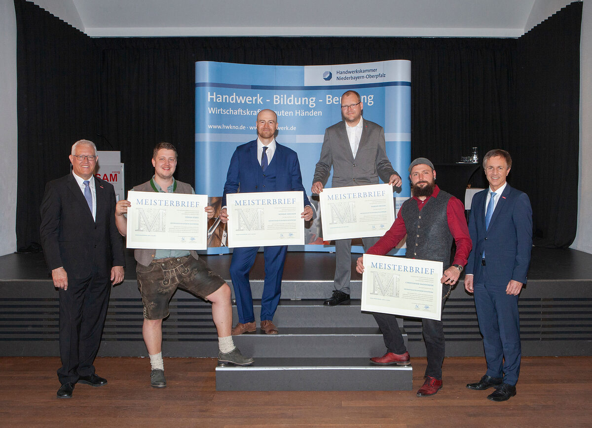 Vier Orthopädietechniker schlossen ihren Meister erfolgreich ab. HWK-Vizepräsident Richard Hettmann (1. Reihe, 1. v. li.) und stellvertretender HWK-Hauptgeschäftsführer Hans Schmidt (1. Reihe, 1. v. re.) gratulierten.