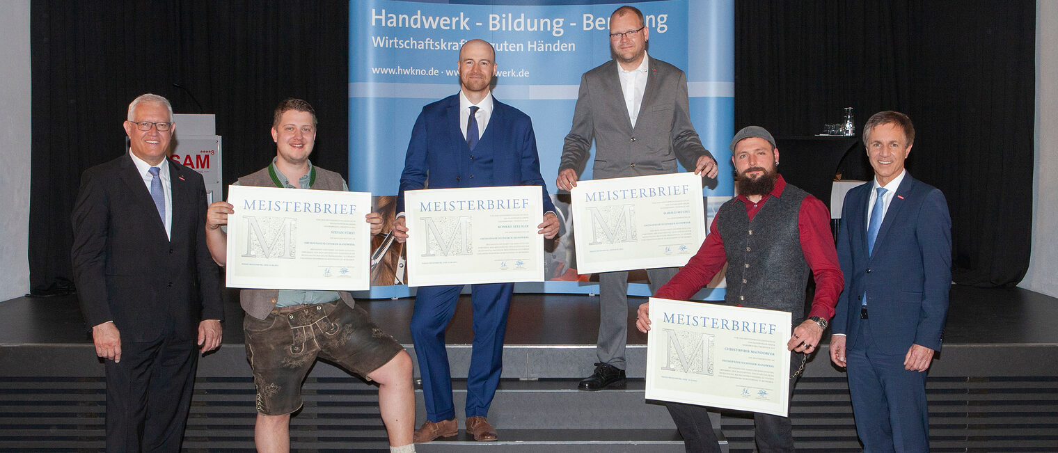 Vier Orthopädietechniker schlossen ihren Meister erfolgreich ab. HWK-Vizepräsident Richard Hettmann (1. Reihe, 1. v. li.) und stellvertretender HWK-Hauptgeschäftsführer Hans Schmidt (1. Reihe, 1. v. re.) gratulierten.