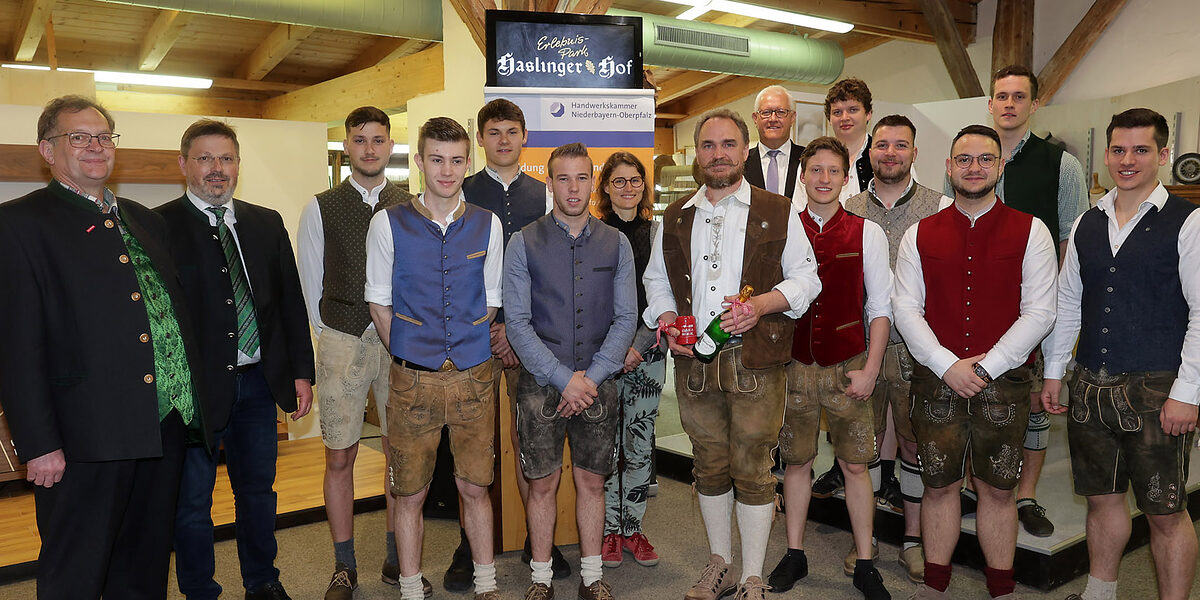 Prüfungsvorsitzender Josef Sailer (1. v. li.), Erster Bürgermeister Anton Freudenstein (2. v. li.) und HWK- Vizepräsident Richard Hettmann (letzte Reihe, 1. v. li.) waren von den Werken der Schreinermeister begeistert. Prüfungsvorsitzender Josef Sailer (1. v. li.), Erster Bürgermeister Anton Freudenstein (2. v. li.) und HWK- Vizepräsident Richard Hettmann (letzte Reihe, 1. v. li.) waren von den Werken der Schreinermeister begeistert.