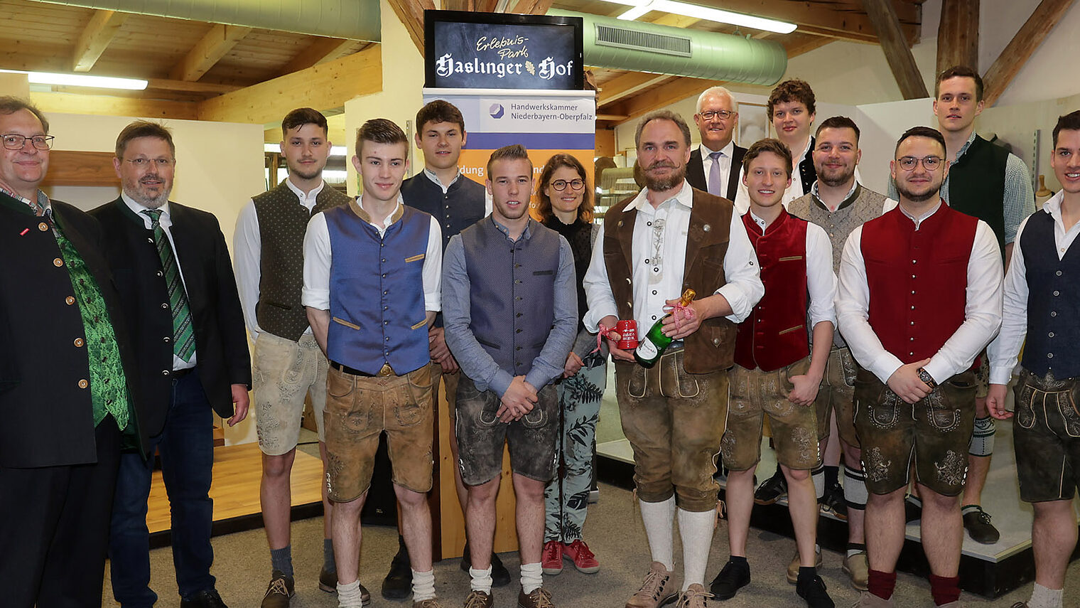 Prüfungsvorsitzender Josef Sailer (1. v. li.), Erster Bürgermeister Anton Freudenstein (2. v. li.) und HWK- Vizepräsident Richard Hettmann (letzte Reihe, 1. v. li.) waren von den Werken der Schreinermeister begeistert. 