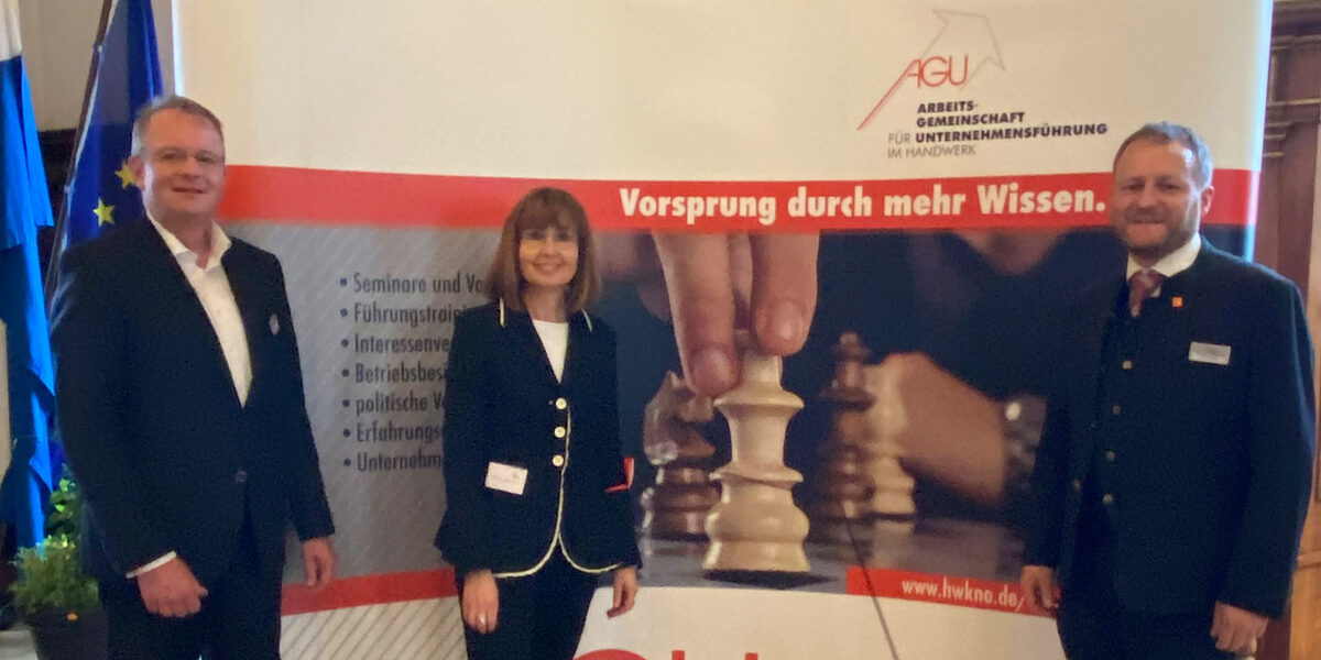 AGU-Geschäftsführer Georg Stracker (links) und AGU-Vorsitzender Thomas Hierbeck bedankten sich bei der Referentin Prof. Dr. Jutta Rump für ihren Vortrag zum Thema Mitarbeiterbindung. AGU-Geschäftsführer Georg Stracker (links) und AGU-Vorsitzender Thomas Hierbeck bedankten sich bei der Referentin Prof. Dr. Jutta Rump für ihren Vortrag zum Thema Mitarbeiterbindung.