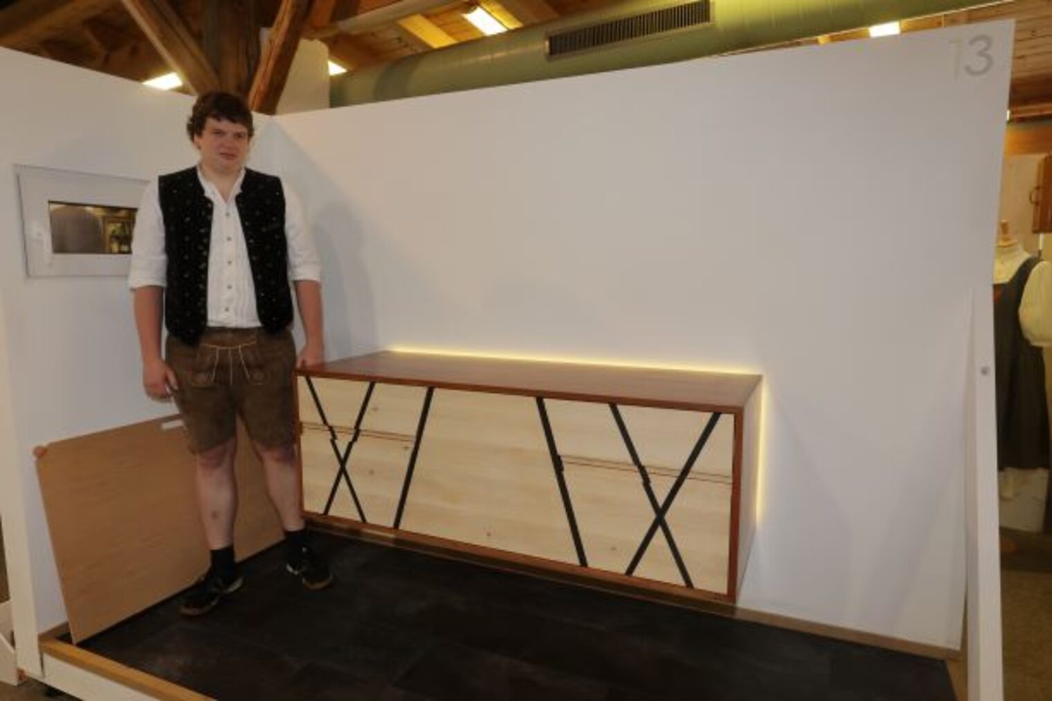 Dieses Bar-Sideboard aus Apfelbaum und Birkenholz, mit integrierter, aufklappbarer Minibar entwickelte Jakob Ziegler aus 94513 Schönberg