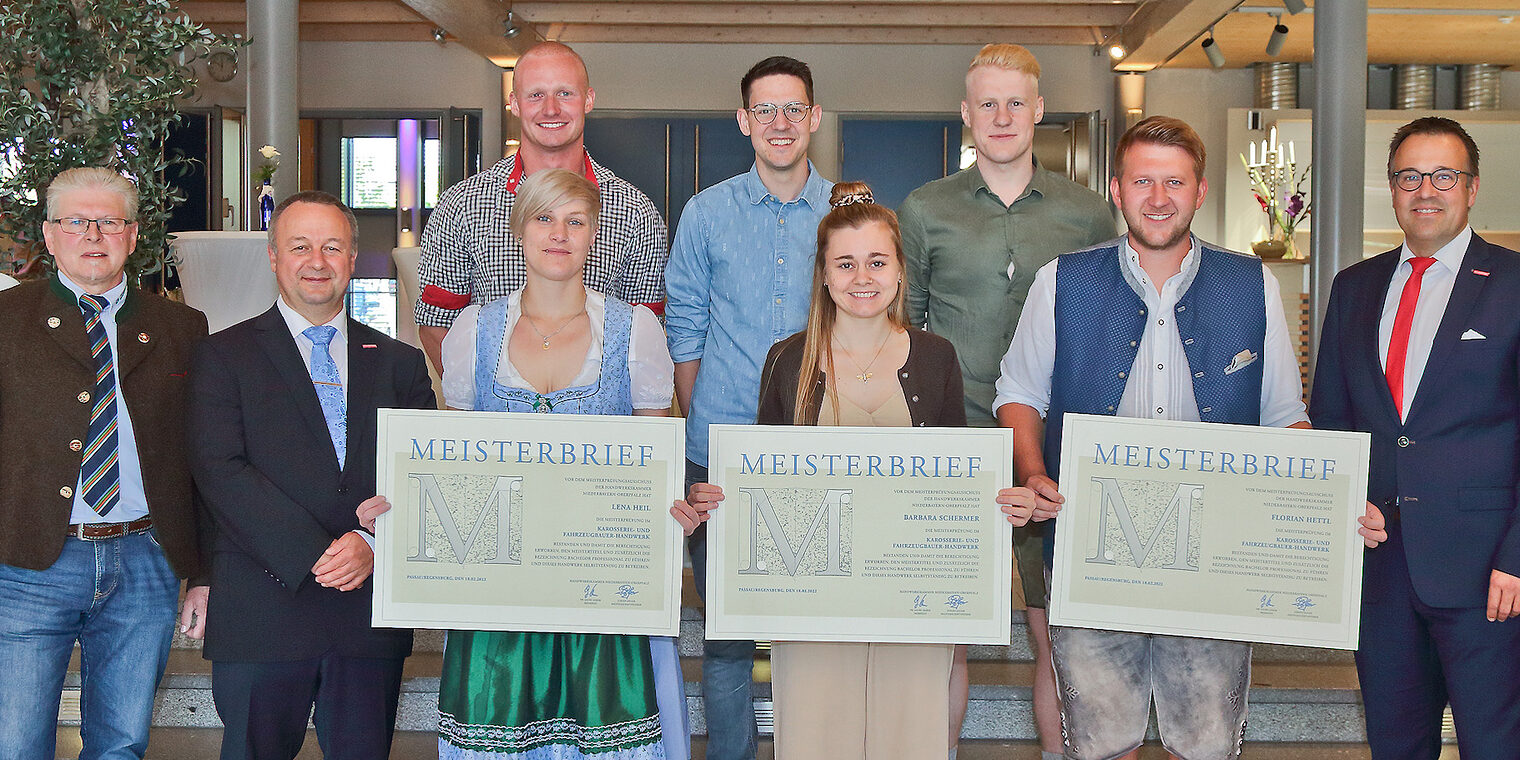 Bildunterschrift Karosserie- und Fahrzeugbau: HWK-Vizepräsident Christian Läpple (1. Reihe, 2. v. li.) und HWK-Bereichsleiter Andreas Keller (1. Reihe, 1. v. re.) freuten sich über die tollen Leistungen der Karosserie- und Fahrzeugbaumeister. Bildunterschrift Karosserie- und Fahrzeugbau: HWK-Vizepräsident Christian Läpple (1. Reihe, 2. v. li.) und HWK-Bereichsleiter Andreas Keller (1. Reihe, 1. v. re.) freuten sich über die tollen Leistungen der Karosserie- und Fahrzeugbaumeister.