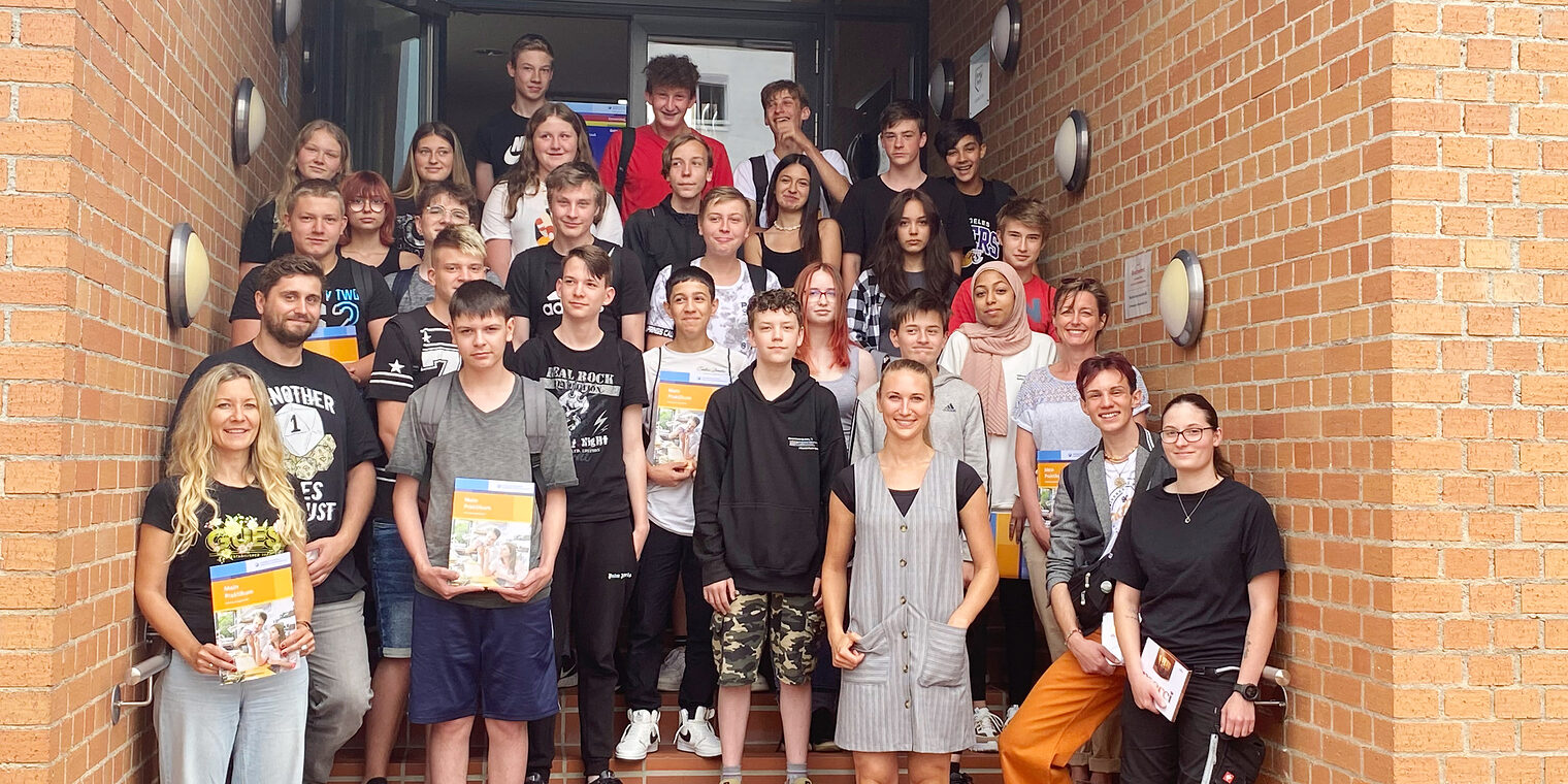 Die Jugendlichen gaben ein durchwegs positives Feedback zum Vormittag im Bildungszentrum Weiden, im Bild mit Talentscoutin Anita Gmeiner (1. Reihe, 2. v. re.) sowie den jungen Handwerkerinnen und Handwerkern. Die Jugendlichen gaben ein durchwegs positives Feedback zum Vormittag im Bildungszentrum Weiden, im Bild mit Talentscoutin Anita Gmeiner (1. Reihe, 2. v. re.) sowie den jungen Handwerkerinnen und Handwerkern.