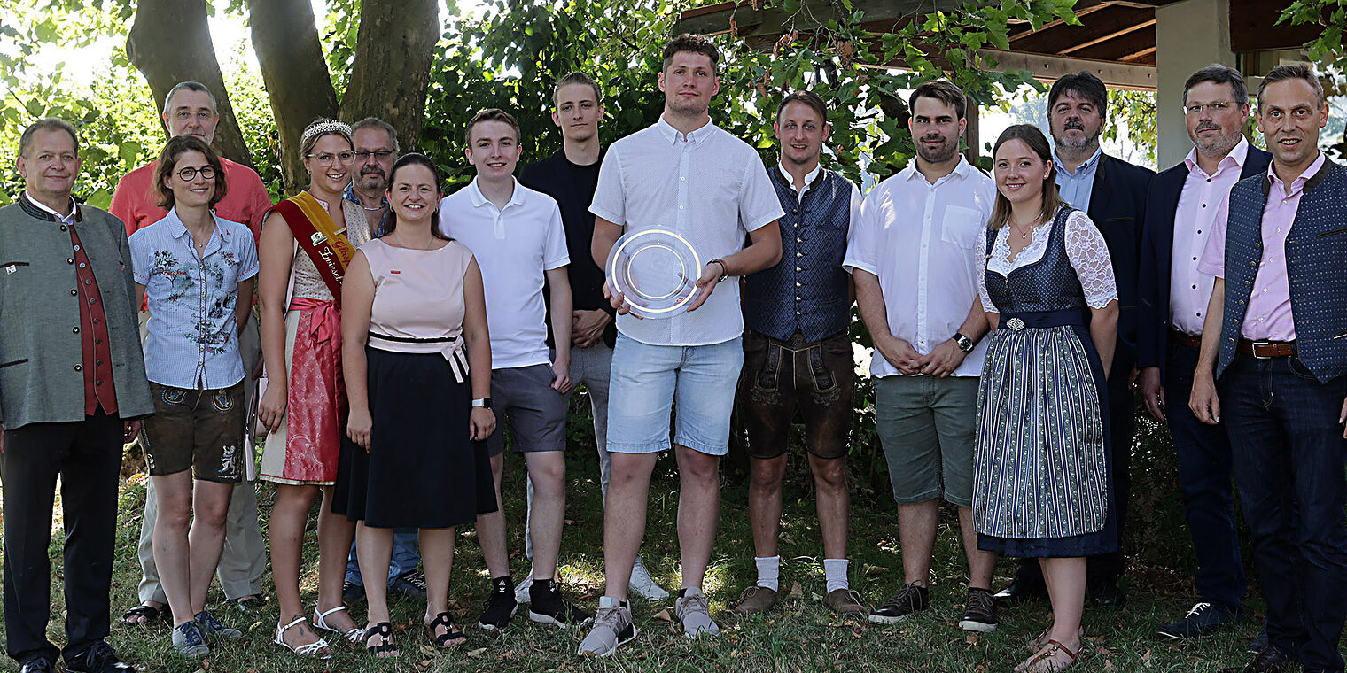 Prüfungsvorsitzender Josef Sailer (2. Reihe, 1. v. li.), HWK-Vizepräsidentin Kathrin Zellner (1. Reihe, 1. v. li.) Glaserprinzessin Michaela Maier (2. Reihe, 3. v. li.), stellvertretender Landrat Hans Koller (1. v. re.) und 1. Bürgermeister Anton Freudenstein (2. v. re.) gratulierten den jungen Meistern. Prüfungsvorsitzender Josef Sailer (2. Reihe, 1. v. li.), HWK-Vizepräsidentin Kathrin Zellner (1. Reihe, 1. v. li.) Glaserprinzessin Michaela Maier (2. Reihe, 3. v. li.), stellvertretender Landrat Hans Koller (1. v. re.) und 1. Bürgermeister Anton Freudenstein (2. v. re.) gratulierten den jungen Meistern.