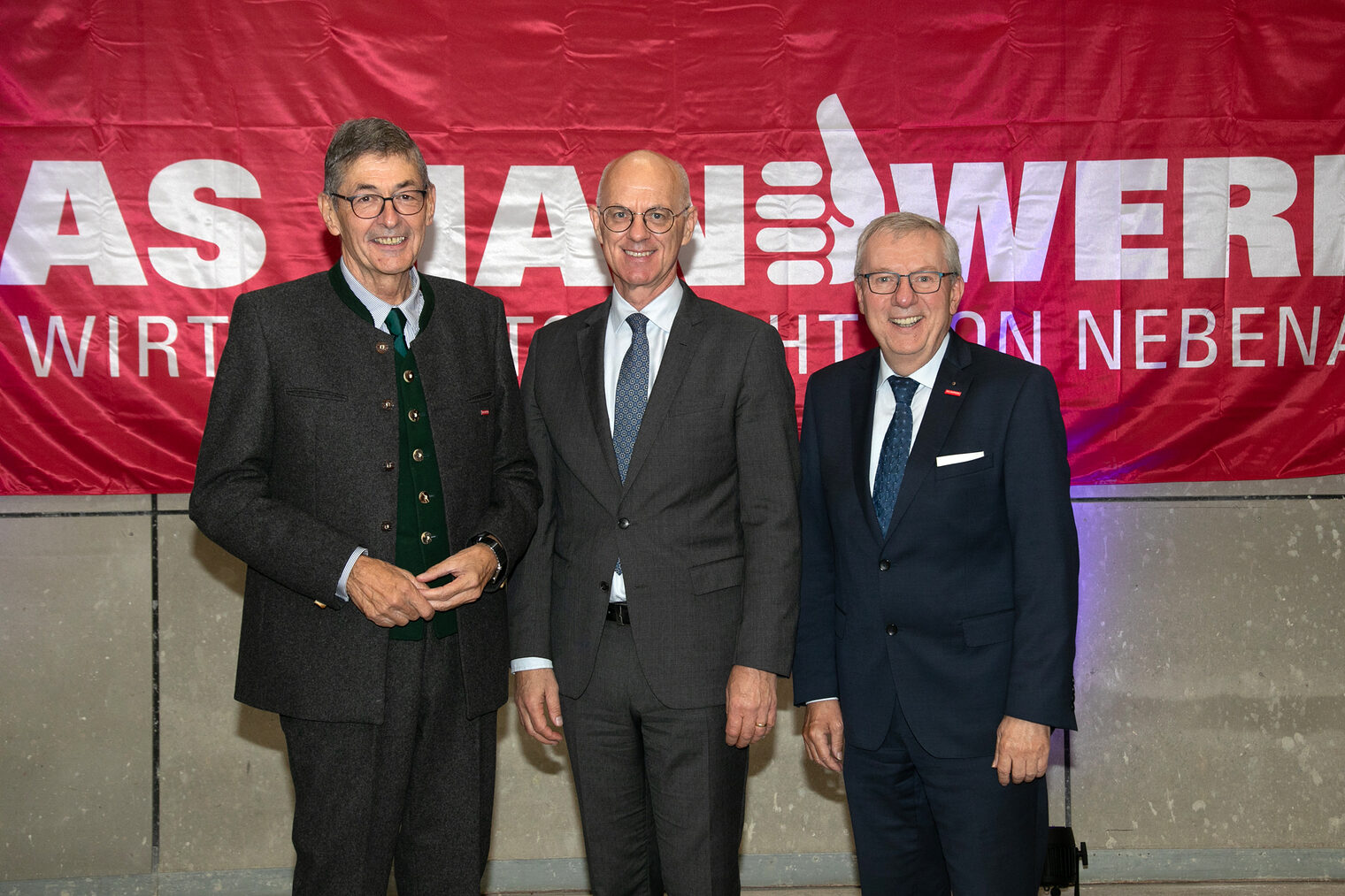 Freuten sich, dass das große Fest zum "Tag des Handwerks" so gut bei den Besuchern ankam (v. li. n. re.): Handwerkskammerpräsident Dr. Georg Haber, Regierungspräsident der Oberpfalz und Schirmherr Walter Jonas sowie Hauptgeschäftsführer der Handwerkskammer Jürgen Kilger. 