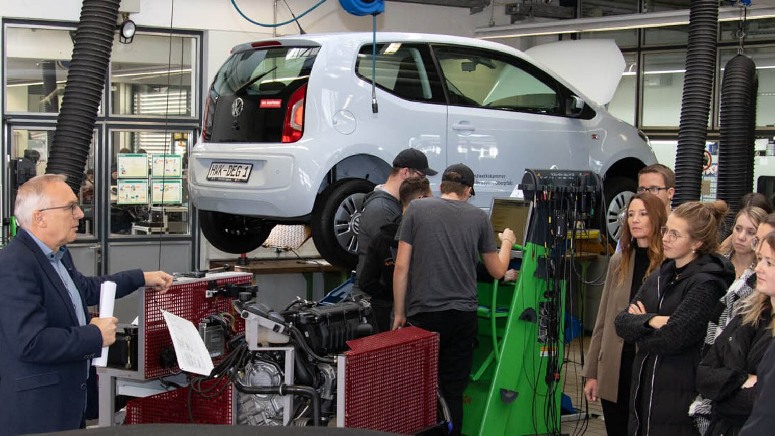 Einblicke in die Ausbildung im Handwerk: BTZ-Leiter Armin Maier (li.) führte die Seminarteilnehmer durch die Werkstätten des Berufsbildungszentrum der Handwerkskammer in Deggendorf.