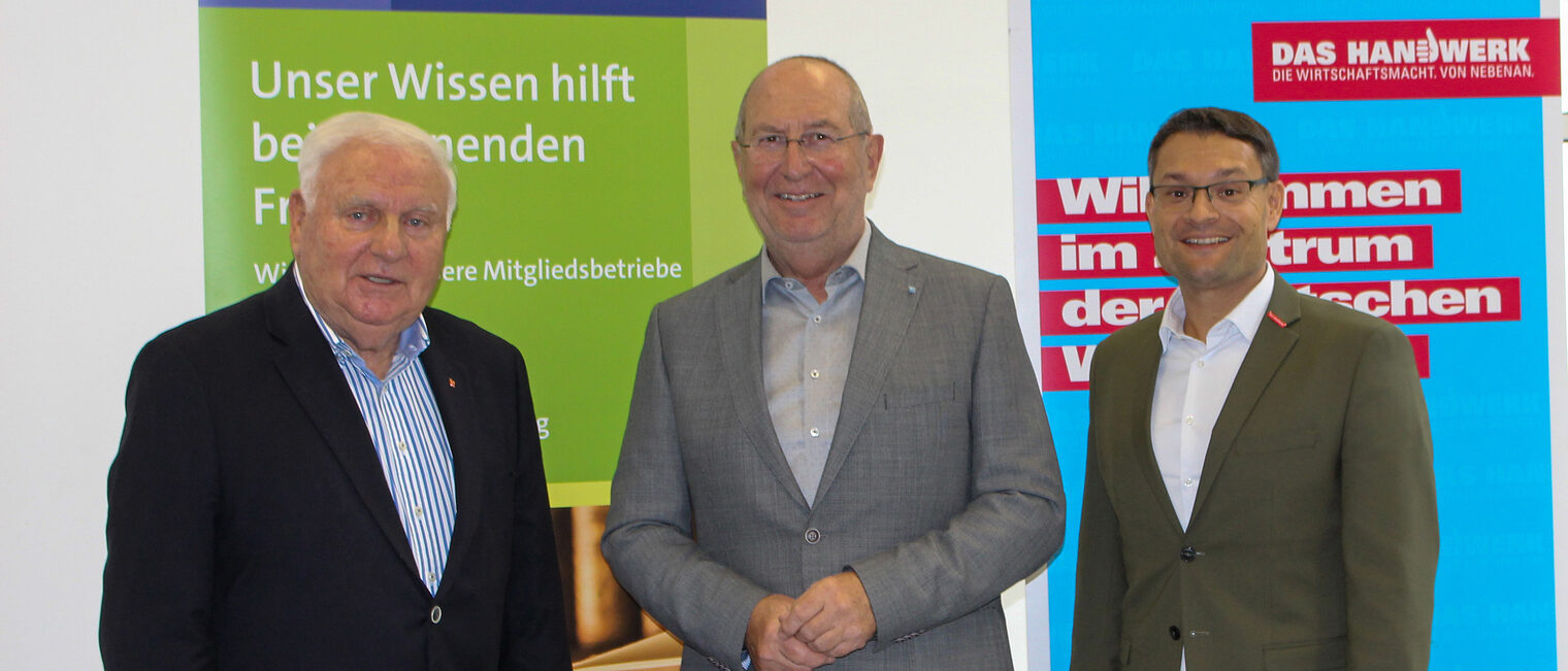 HWK-Geschäftsführer Alexander Stahl (re.) ist neuer Geschäftsführer des Gewerberats. Die beiden Vorstände Manfred Krä (li.) und Hans Stark gratulierten zur Wahl.