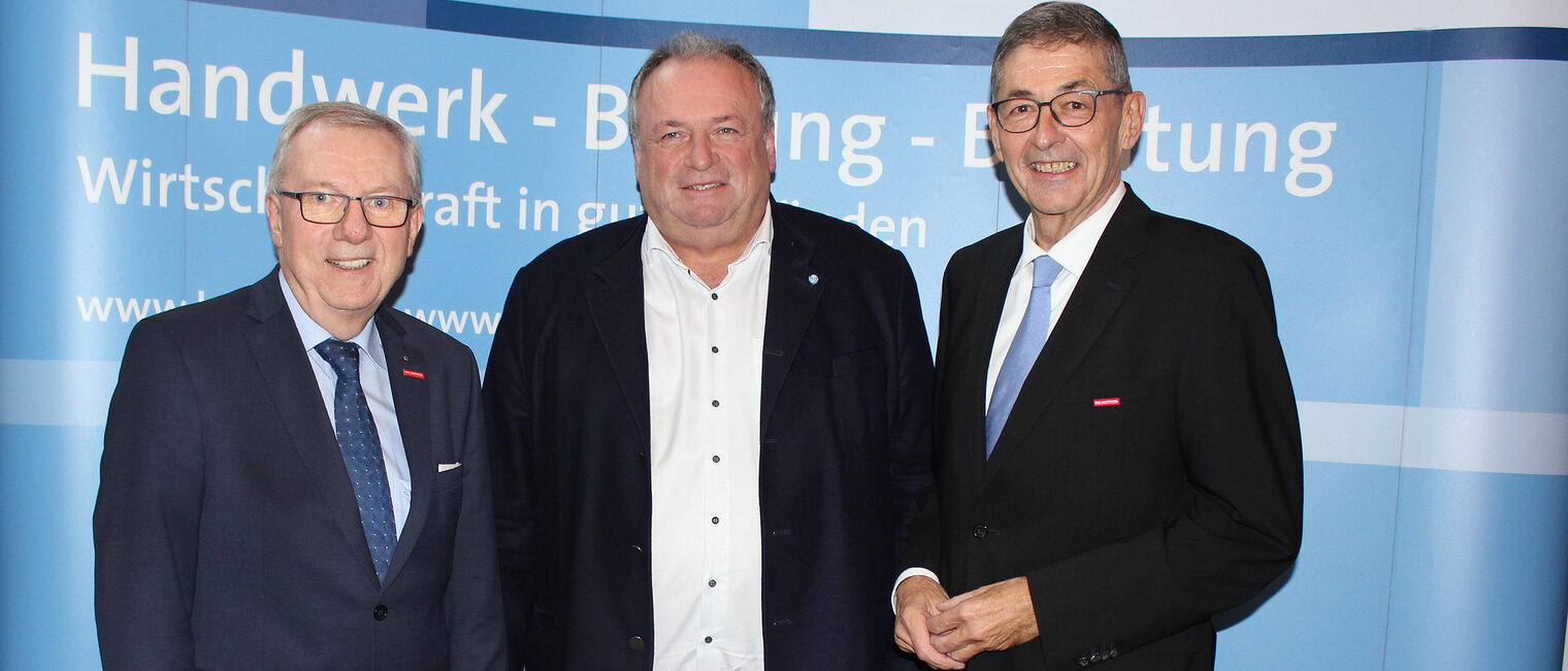 HWK-Hauptgeschäftsführer Jürgen Kilger (li.) und HWK-Präsident Dr. Georg Haber (re.) forderten von MdL Walter Nussel baldige Verbesserungen in puncto Bürokratieabbau. 