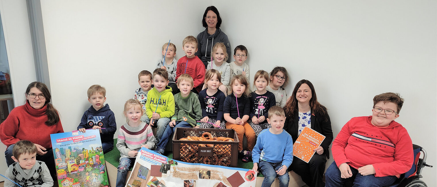 Schon im Kindergartenalter für das Handwerk begeistern: HWK-Vizepräsidentin Kathrin Zellner (2. v. re.) bedankte sich bei den Kindern und Erzieherinnen von St. Benedikt für die engagierte Teilnahme am Wettbewerb.