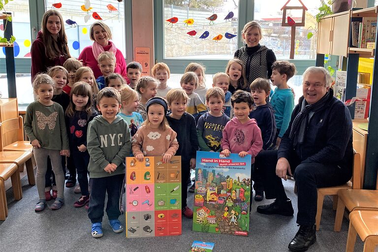 Schon im Kindergartenalter für das Handwerk begeistern: HWK-Vizepräsident Gerhard Ulm (vorne re.) bedankte sich bei den Kindern und Erzieherinnen von St. Josef in Deining für die engagierte Teilnahme am Wettbewerb.