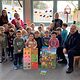 Schon im Kindergartenalter für das Handwerk begeistern: HWK-Vizepräsident Gerhard Ulm (vorne re.) bedankte sich bei den Kindern und Erzieherinnen von St. Josef in Deining für die engagierte Teilnahme am Wettbewerb.