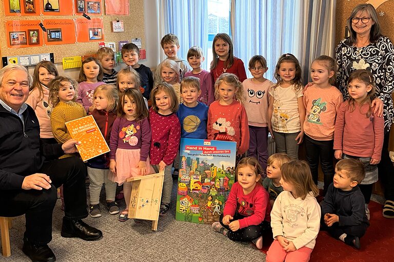 Die Kinder in Berg durften bei einer Zimmerei eigene Vogelhäuschen gestalten, wie HWK-Vizepräsident Gerhard Ulm beim Brezen-Frühstück erfahren hat. 