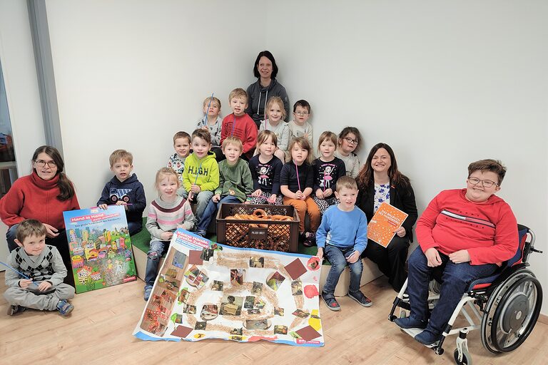 Schon im Kindergartenalter für das Handwerk begeistern: HWK-Vizepräsidentin Kathrin Zellner (2. v. re.) bedankte sich bei den Kindern und Erzieherinnen von St. Benedikt für die engagierte Teilnahme am Wettbewerb.