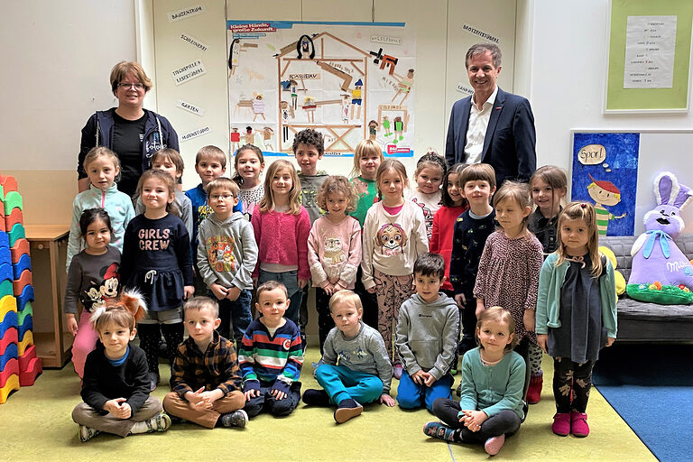 Schon im Kindergartenalter für das Handwerk begeistern: Hans Schmidt bedankte sich bei den Kindern und Erzieherinnen von Peter und Paul für die engagierte Teilnahme am Wettbewerb.